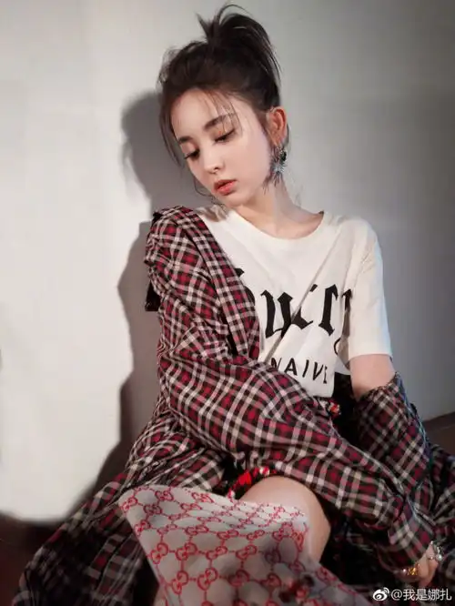 北影校门口比美必备的gucci单品,宋祖儿都穿着它开学啦