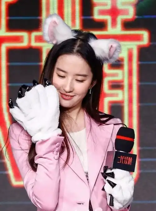 张雨绮生完双胞胎像年轻10岁孔晓振的造型师要被hr约谈了吧...