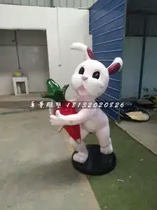 抱胡萝卜的卡通兔玻璃钢卡通动物雕塑-黄页88网