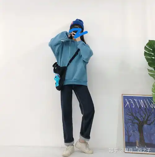 男生黑色工装宽松牛仔裤搭配什么颜色的卫衣和外套比较好看