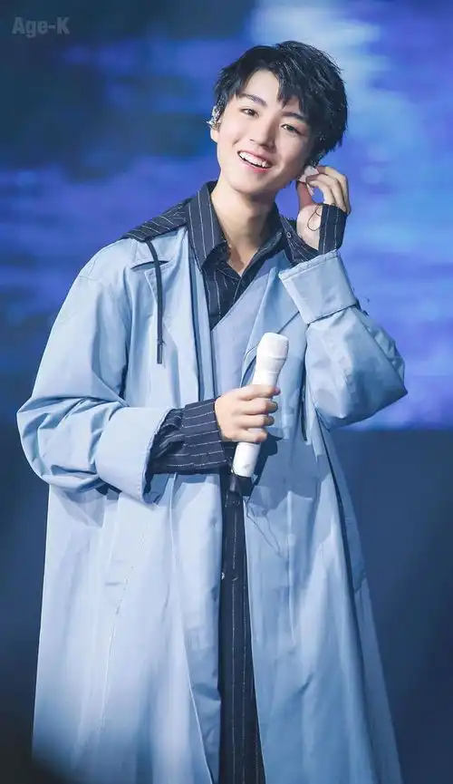 240208蓝莓蛋糕日,追光少年王俊凯的温暖庆生会