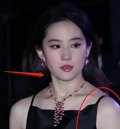 刘亦菲穿蓝色泳衣好辣啊她不是壮,是正常的美,她的背沟是练的