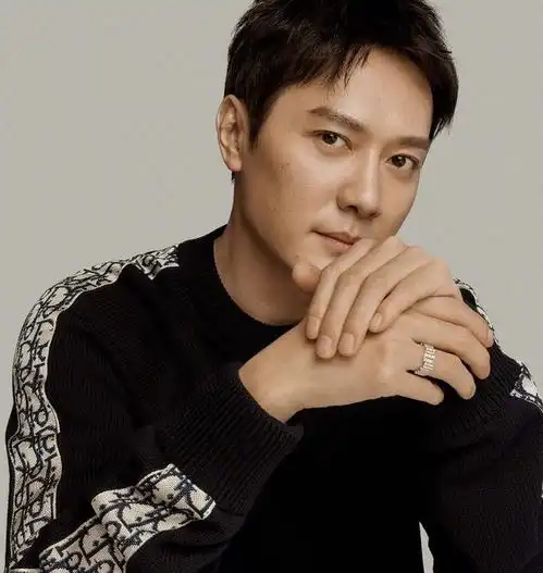 冯绍峰被爆瘦得皮包骨,留长头发穿花衬衣,新剧造型像流浪汉