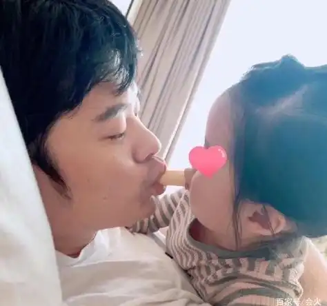 陈赫晒二胎女儿脚丫照,晒一家四口牵手照,安姐最喜欢的人是妹妹