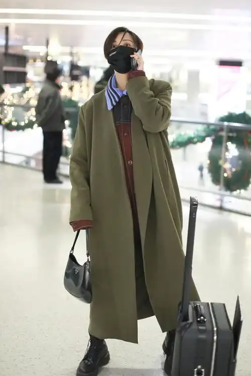 张歆艺这是被袁弘同化了穿衣还挺帅气的,大衣配夹克太有型