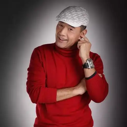 他比李连杰更能打,出道36年零绯闻,身家过亿却娶了一位丑妻