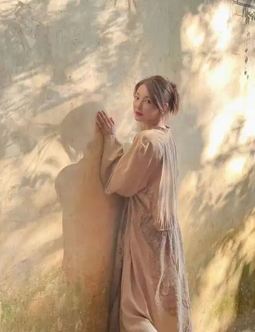 张雨绮用不着往嫩里穿,卫衣配牛仔裤就挺有少女感,素一点也很美