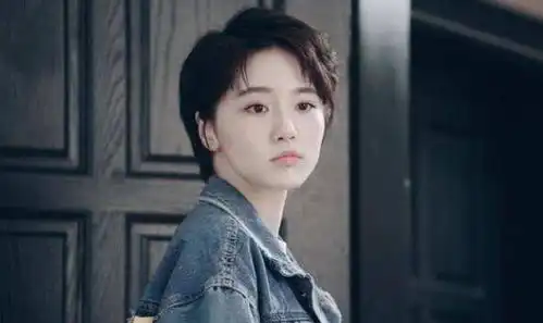 诸葛大力也是网瘾少女,拍摄现场休息时间,偷偷玩了一把王者荣耀