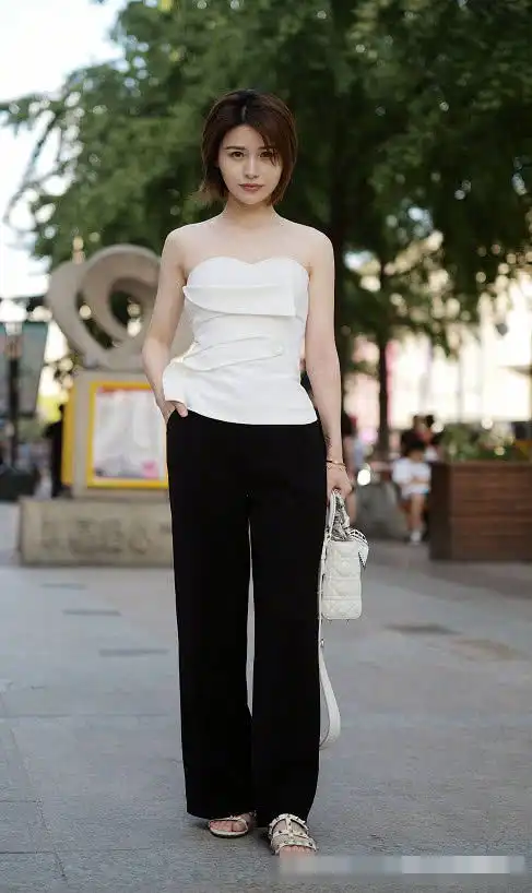 时尚街拍超紧短裤怎么穿才更优美,看看时髦仙女如何穿搭