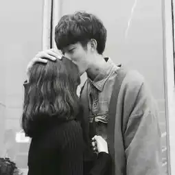 有没有这张图片的情侣照片可以的话最好是感情原图,谢谢