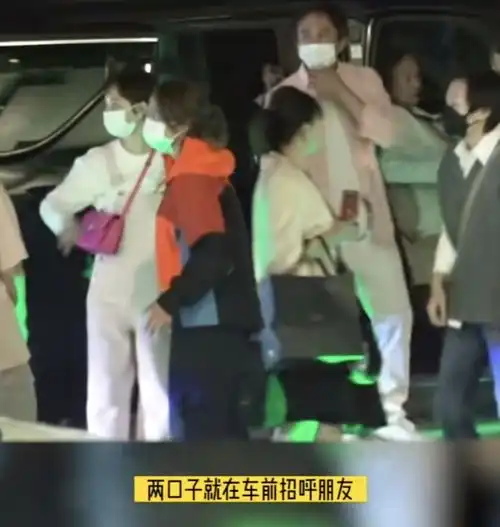 邓超孙俪一家四口外出聚餐,为9岁女儿庆生,等等身高直追妈妈