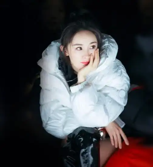 宋祖儿举酒杯畅饮衣着开衫自嘲醉酒踢人事件,招黑体质不输杨幂