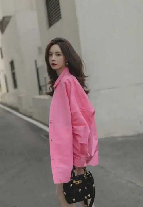 姐姐大胆挑战荧光粉,配白t恤高级洋气,黑黄皮穿出白瘦美