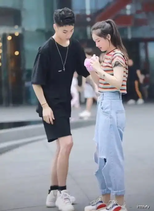 现在的小情侣是咋回事总喜欢换着裤子穿,真想踹飞狗粮