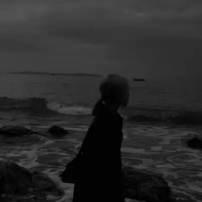 黑白很丧伤感的女生失恋头像事情压不垮人但情绪会....