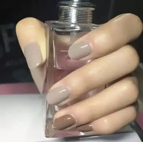 灰色美甲拉近你我距离