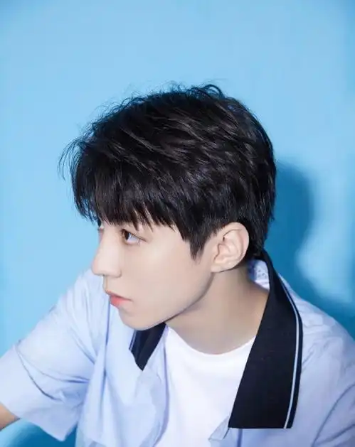 王俊凯写真清秀少年感足穿清爽蓝衬衫清爽十足眼神温柔坚定