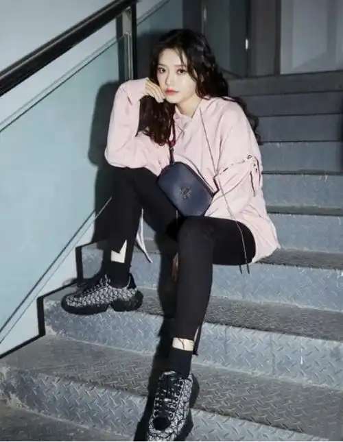 林允真是甜系女孩,一袭粉色连衣裙好撩人,青夏又活力