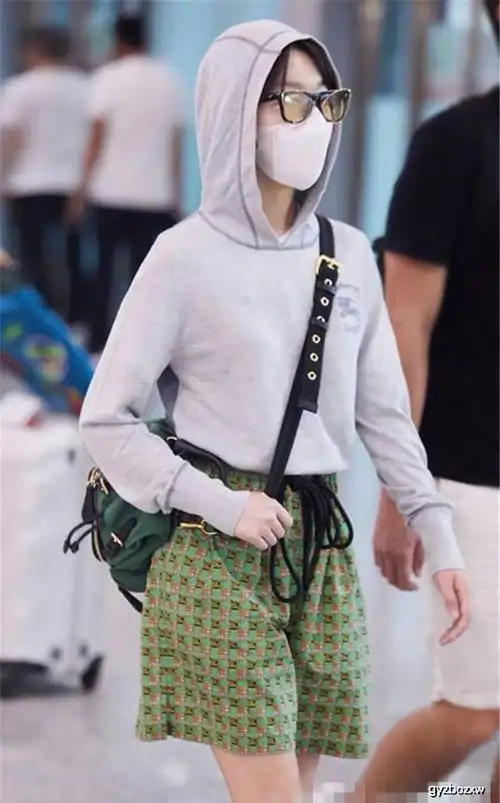 周冬雨直接穿花短裤就出门,网友张翰给你挑的