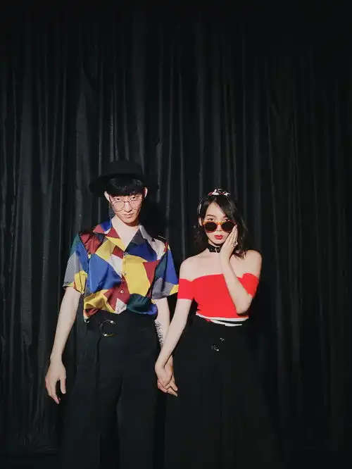 这些情侣都在用美图手机拍婚纱照,七夕礼物送这个准没错