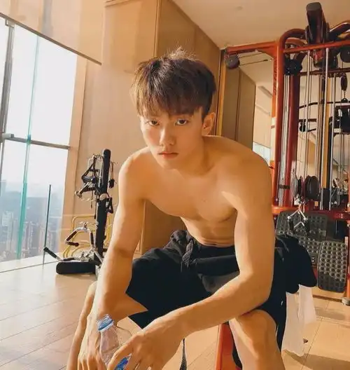 00后单眼皮帅哥,他的腹肌练的真完美