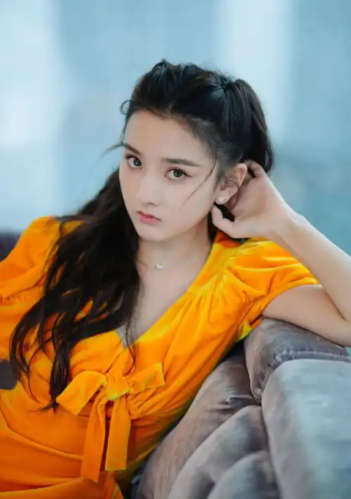 宋祖儿现身,穿姜黄色丝绒连衣裙配高跟鞋,卷发披肩女人味十足