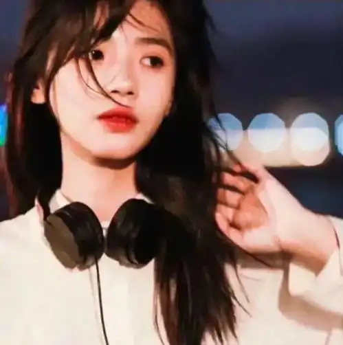 今日头像窗外是海的蓝