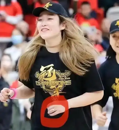 女篮美女李梦被爆出轨,与男领队发生关系,全裸不雅照片曝光